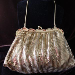 Whiting & Davis Scalloped Frame W/ Ball Knobs Shirred Gold Mesh Hand Bag #2924
